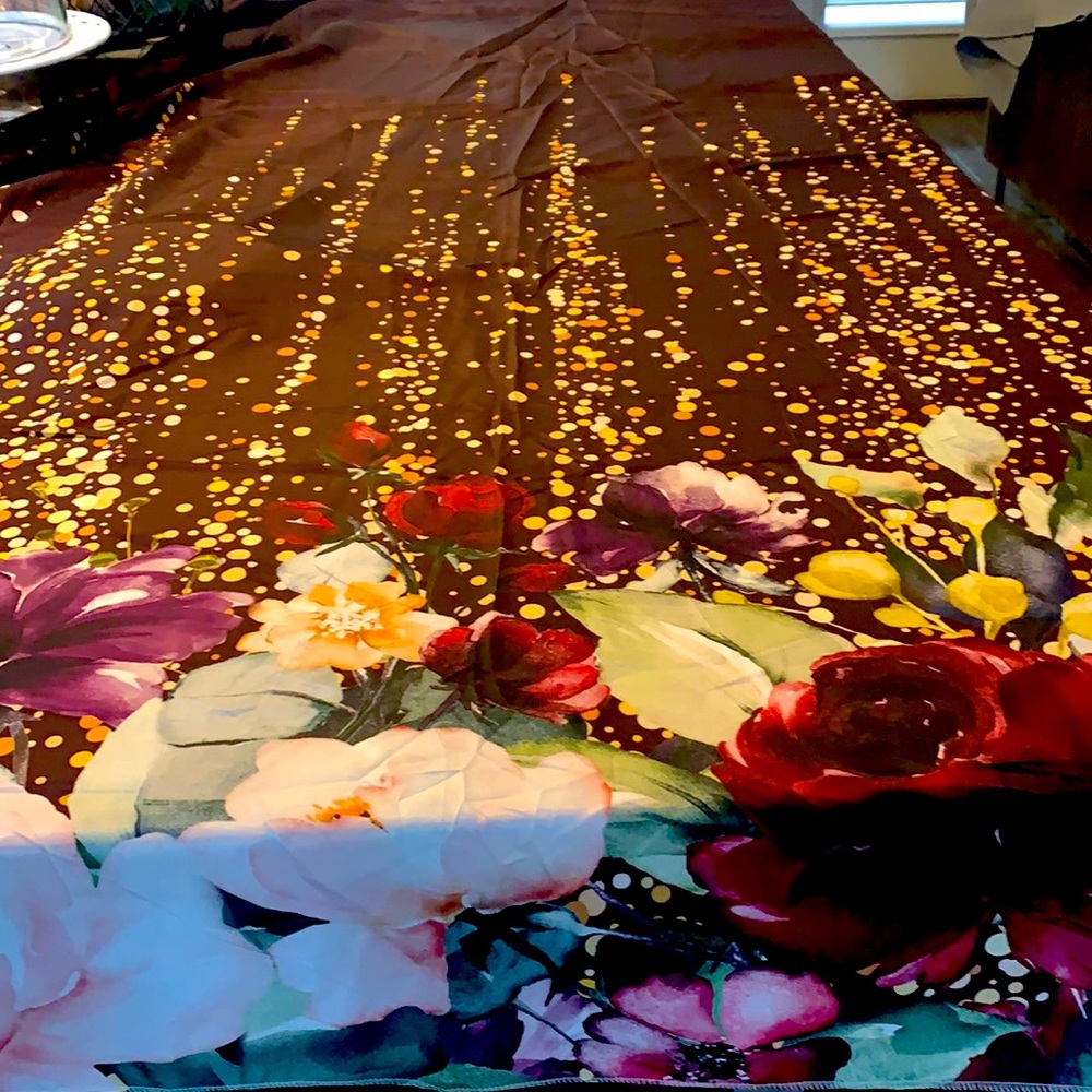 Aprox 8’ ft x 8’ ft polyester backdrop.